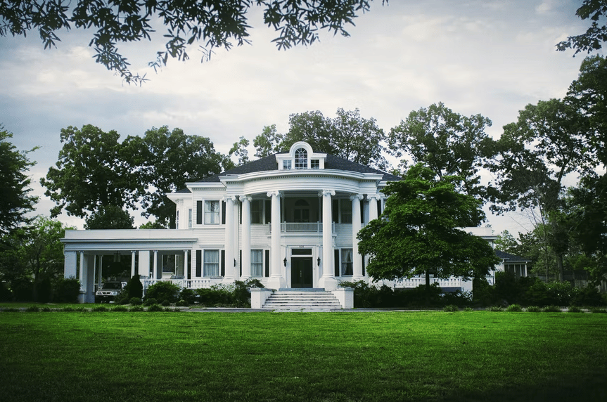 View of a house surrounded by green areas